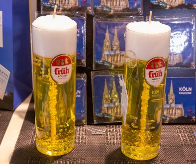 Früh Kölsch Gläser als Kerzen stehend vor Köln Souvenirs