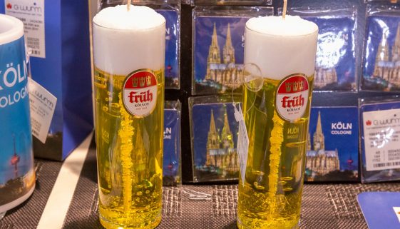 Früh Kölsch Gläser als Kerzen stehend vor Köln Souvenirs